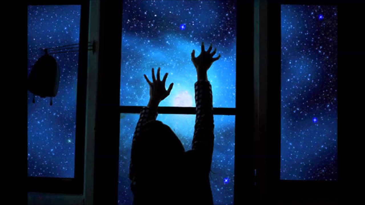 Почему там ночь. Окно ночью. Силуэт в окне. Ночное небо из окна. Звезды на окна.