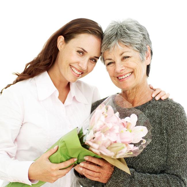 Включи взрослую маму. Дарит матери цветы. Маме дарят цветы. Цветы для бабушки. Подарок пожилой маме.
