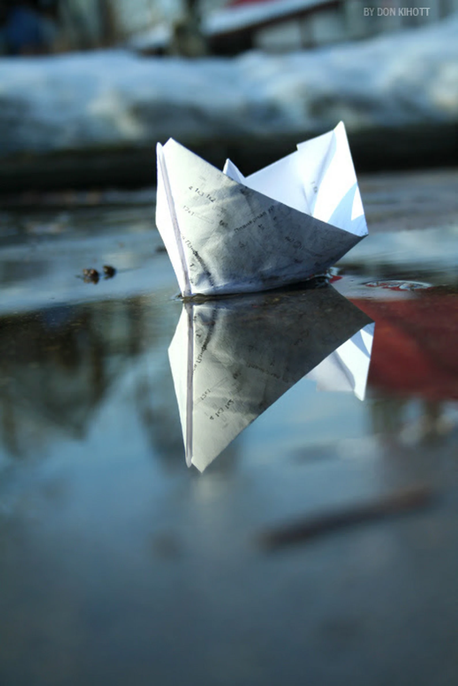 Кораблик из бумаги я по ручью пустил. Бумажный кораблик. Бумажный кораблик в ручье. Бумажный кораблик в луже.