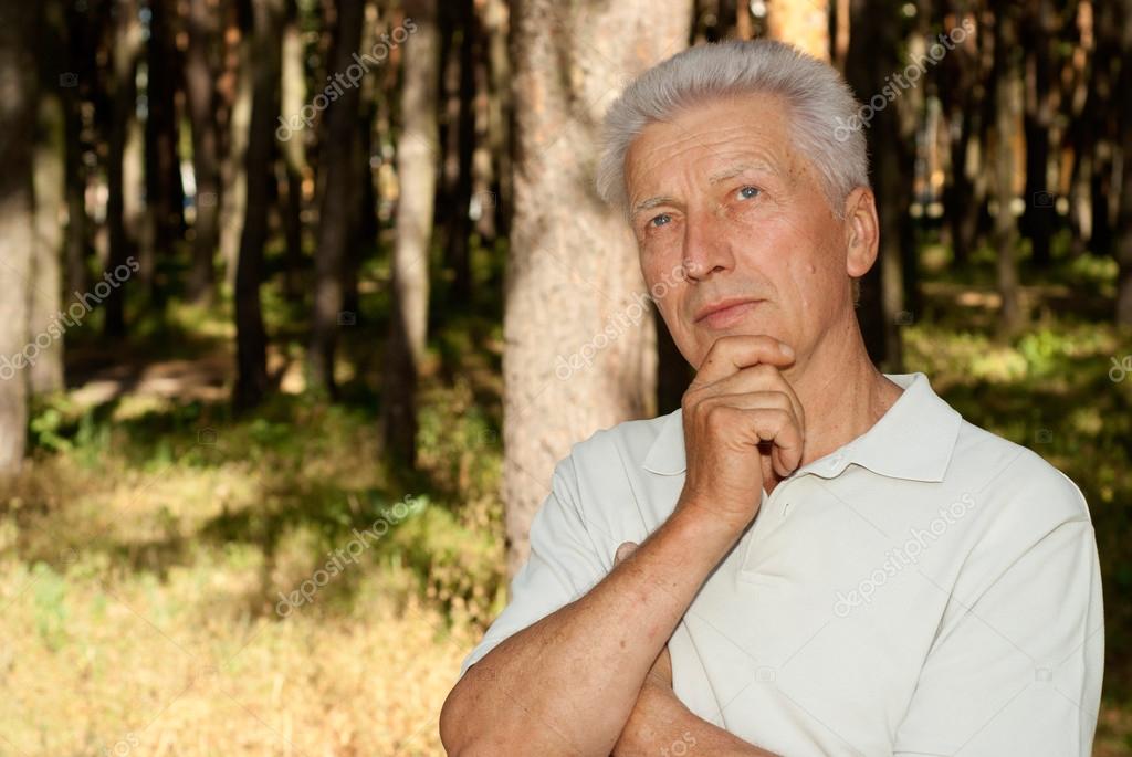 Седой мужчина на природе