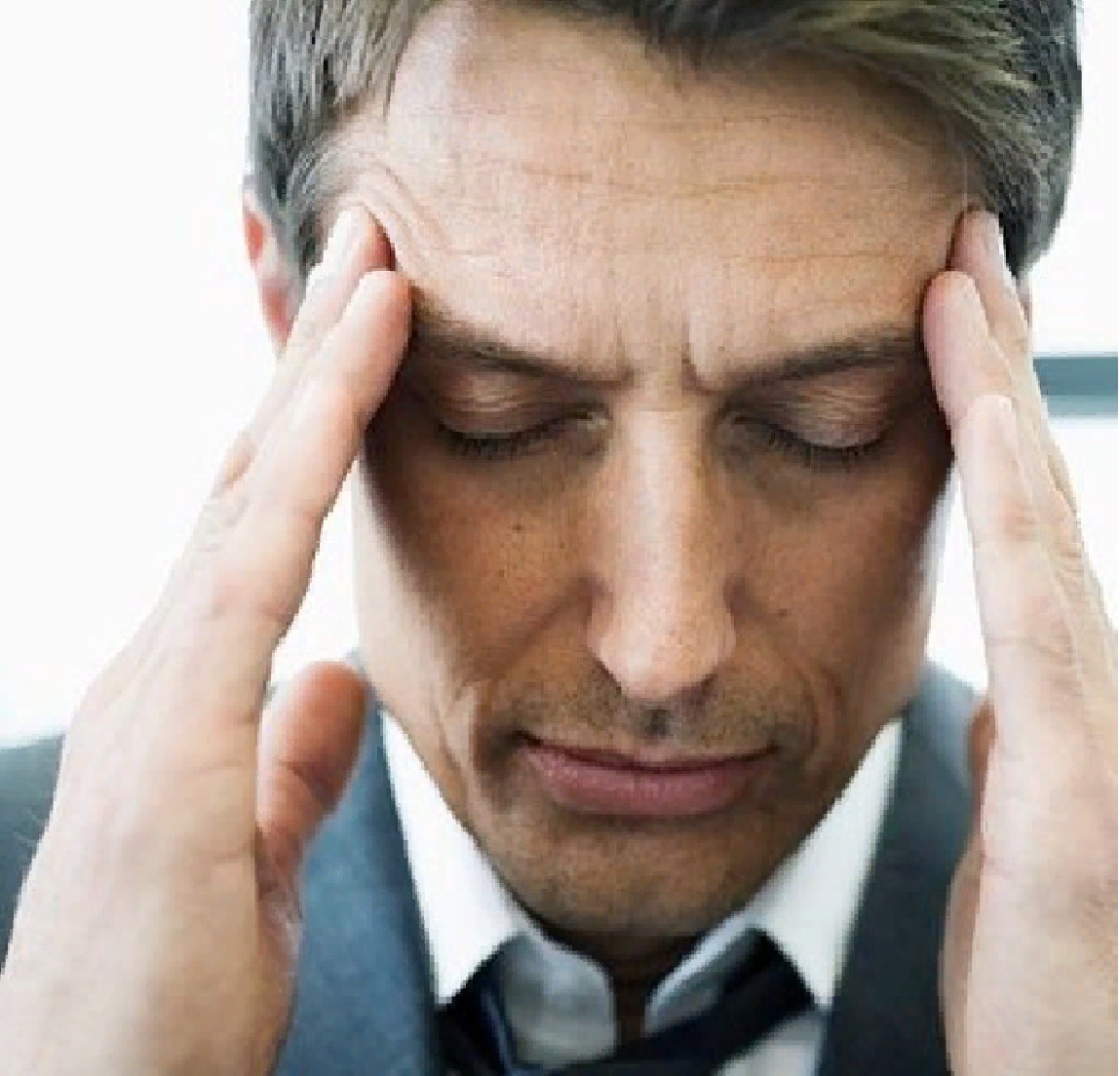 обиделась на парня. парень в слезах. картинки о прощении людей. слабохарактерный парень. мужские слезы.