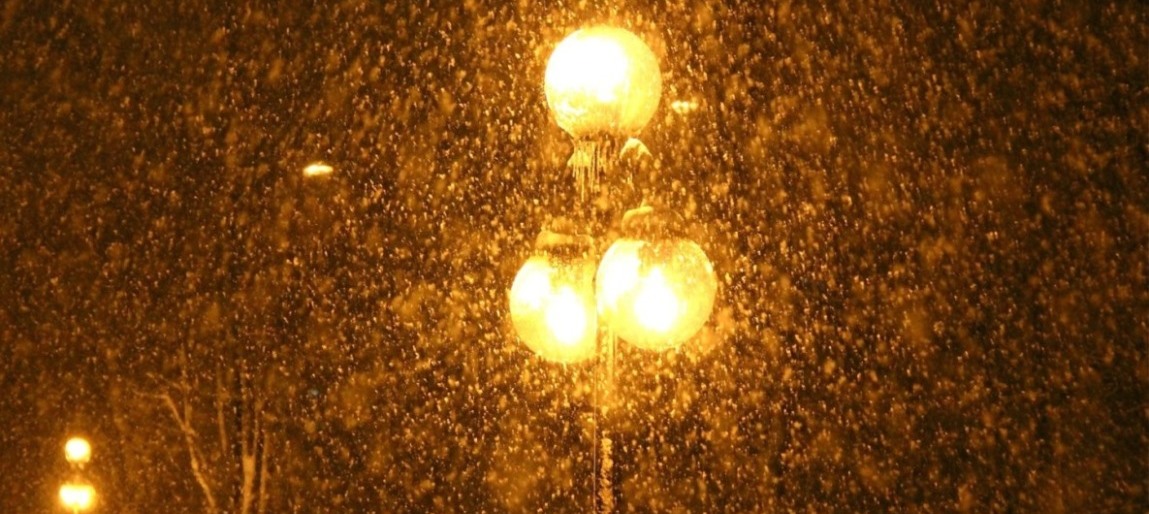 мокрый снег лениво кружится около фонарей