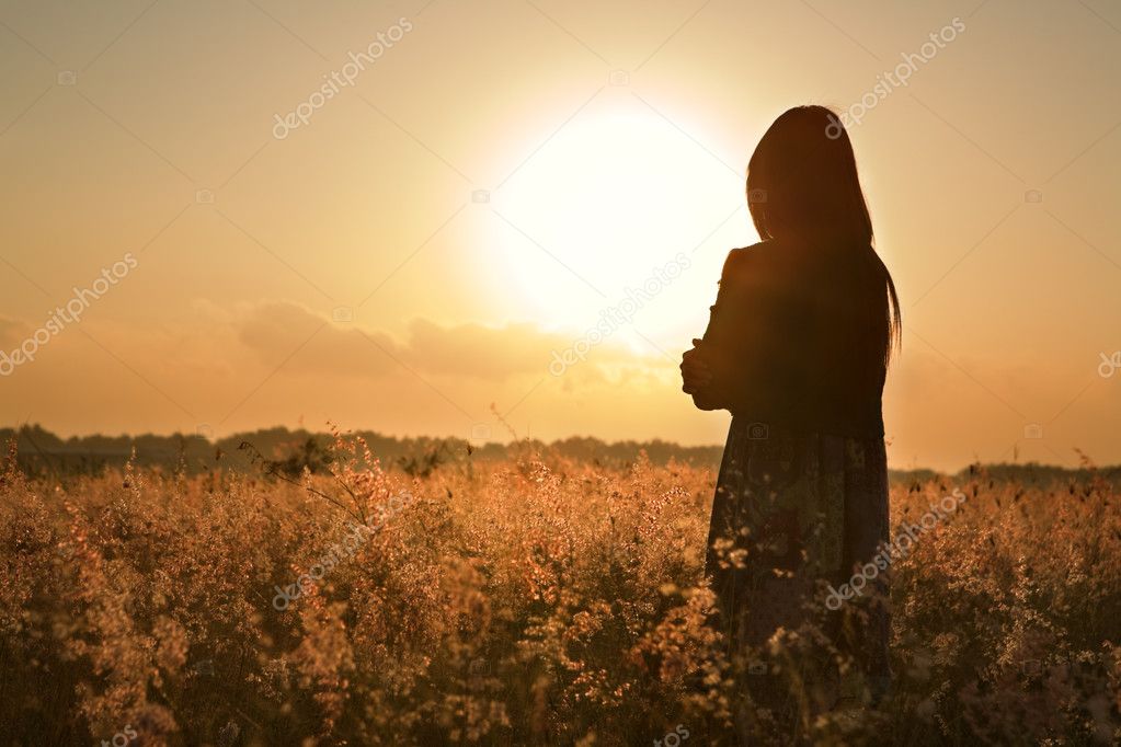 Я вглядываюсь в силуэты женщин..