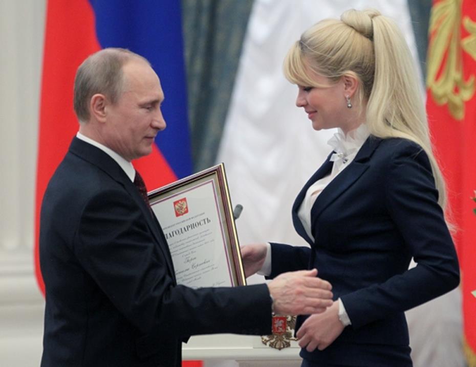 Награждение женской. Награждение женщин. Блондинка с Путиным.