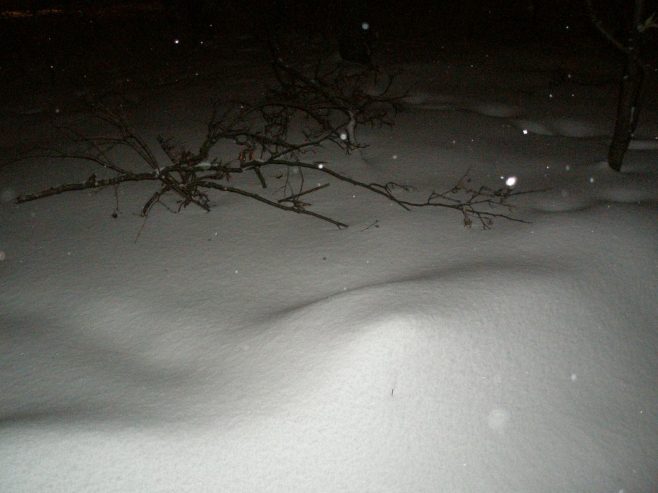 Снег еще лежал сугробами в глубоких. Сугробы ночью. Снег в темноте. Сугробы в темноте. Сугробы зимой ночью.