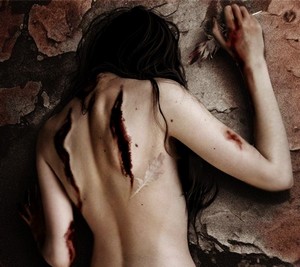 Сползает боль на остриё пера