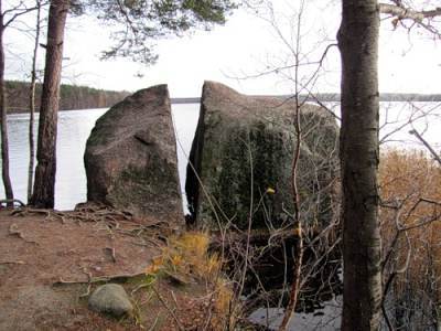 Легенда о расколотом камне...