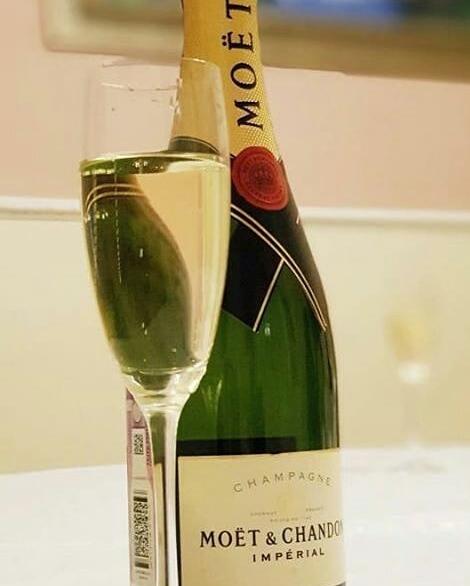 На столе Моёт и Шандон