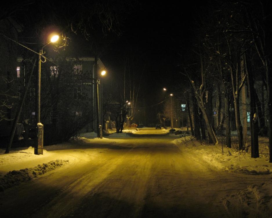 5 декабря ночью. Улица зима ночь. Ночная зимняя улица. Улица зимой ночью. Темная улица зимой.