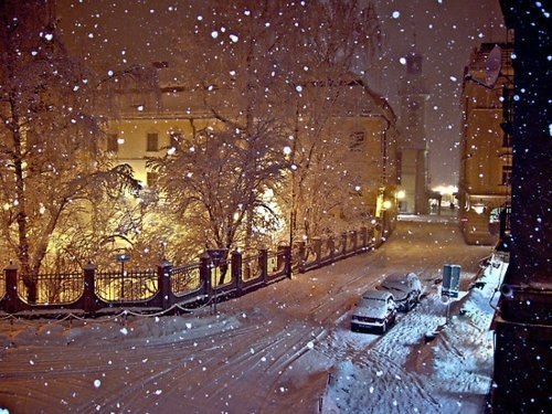 А за окошком сыпал снег