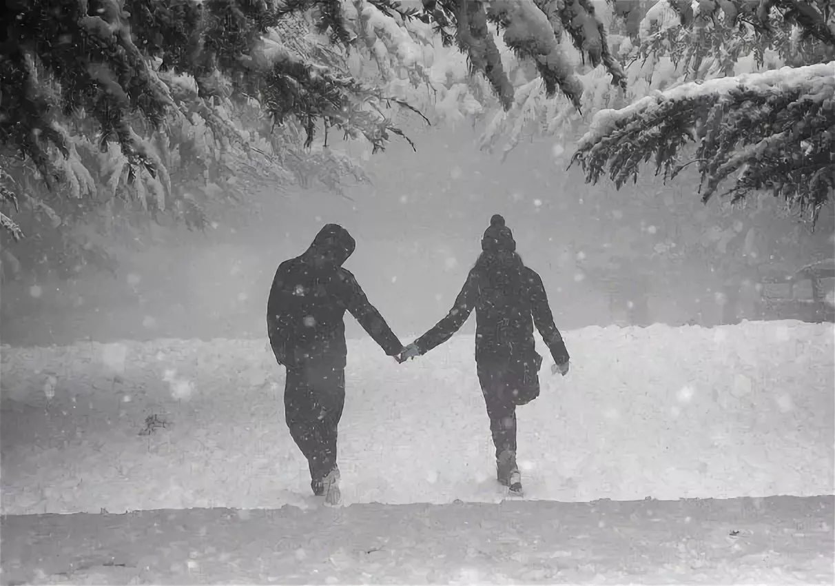 Гуляю в 4 утра. Двое на снегу. Пара зимой. Романтика зимой. Влюбленные в снегу.
