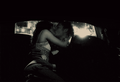 Здесь, на заднем сиденьи машины...