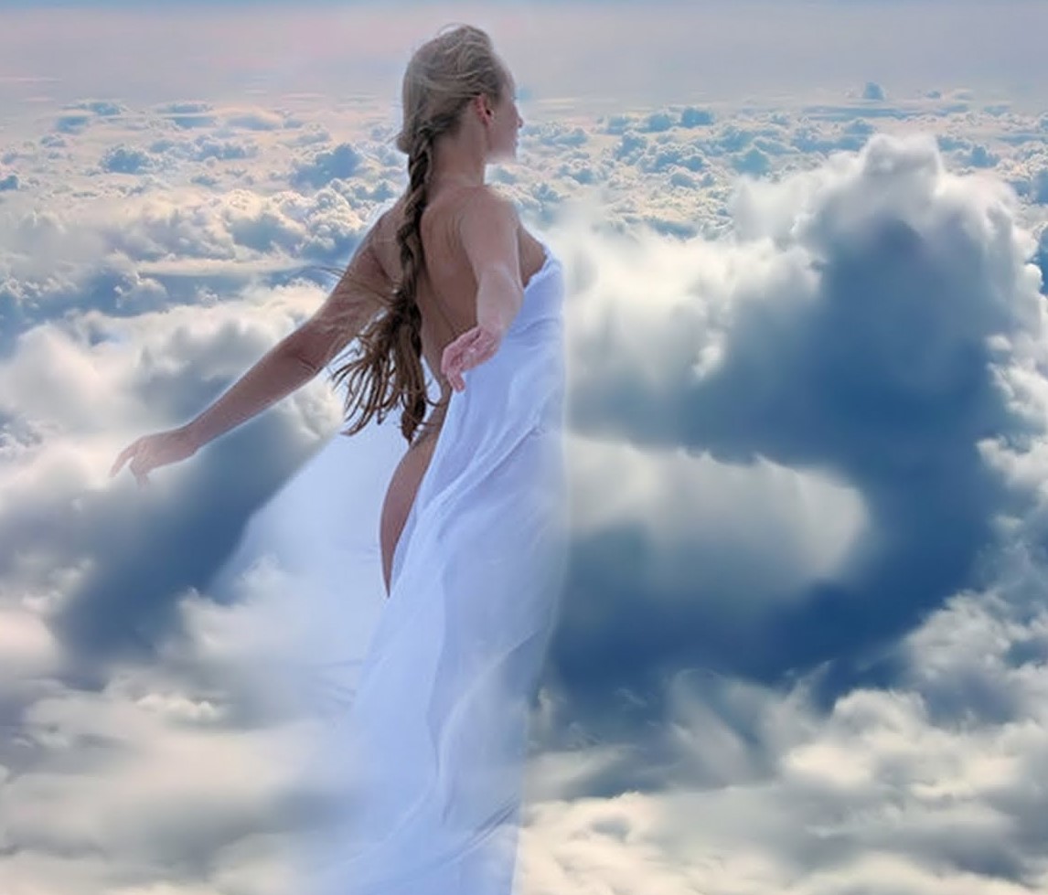 Момент пробуждения. Образ женщины в небе. Душа фото. Богиня неба.