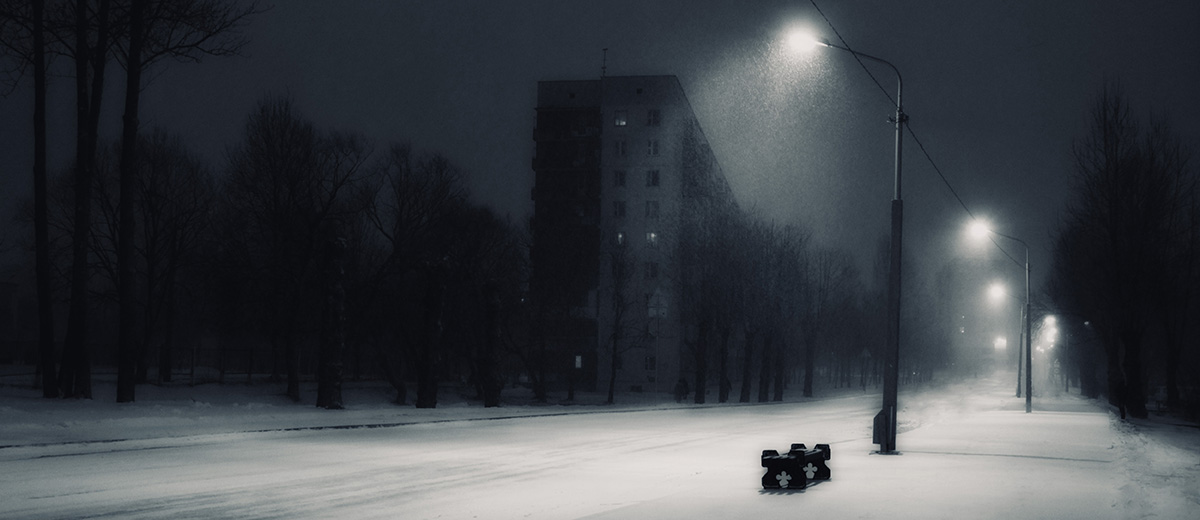 парень сидит на окне. кира дьякова. песня ночь смотрит в окно прокуренный. скрипач в ресторане. ночь смотрит в окно прокуренный хлам.