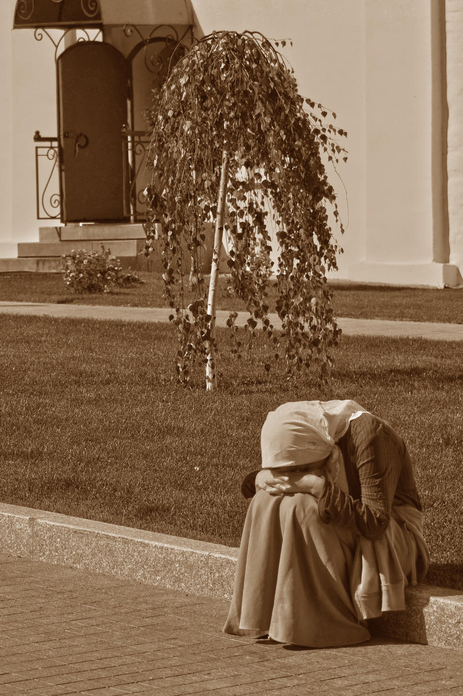 Фильм святые из трущоб исповедь в церкви. Епитрахиль исповедь. Каяться. Покаяние. Исповедь в церкви.