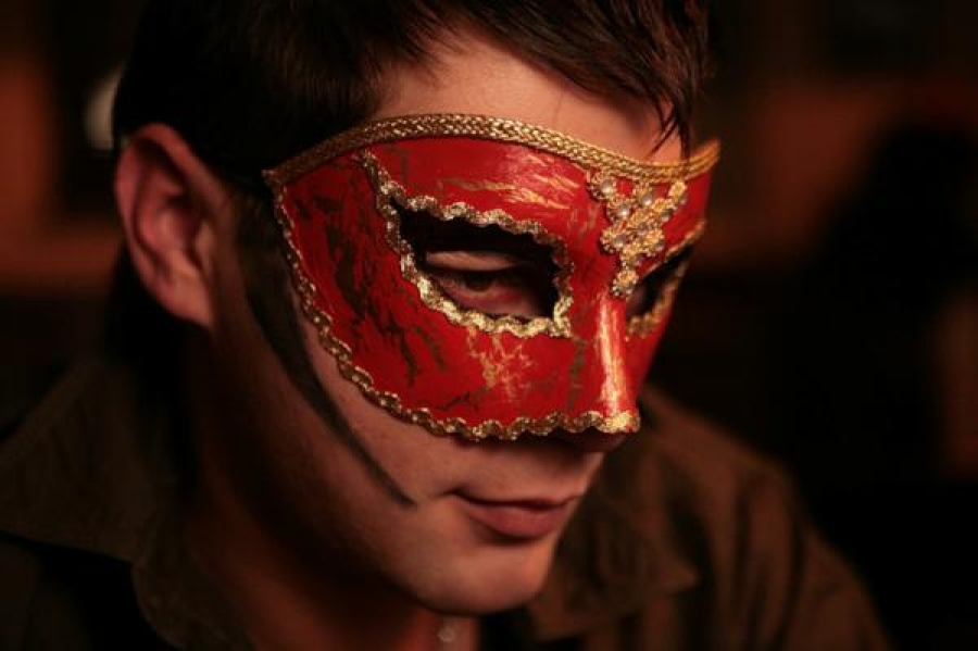 Человек в красной маске. Мужчина в маске. Парень в карнавальной маске. Карнавальная маска "человек". Карнавальная маска «мужчина».