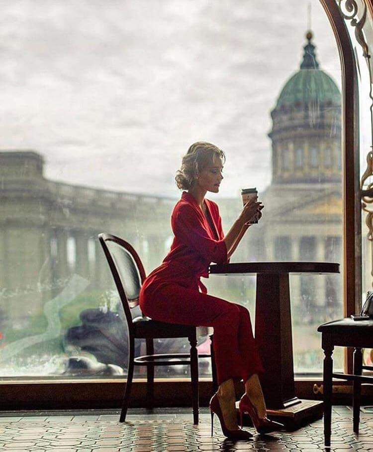 Женщина курит на лавочке