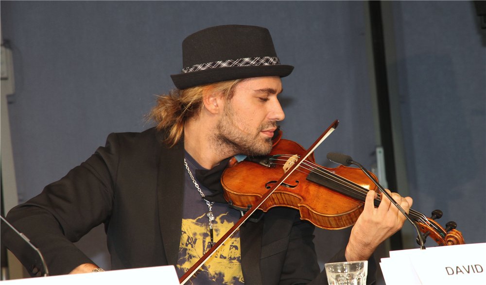 Музыканты россии 21 века. Михаил почекин. Скрипач 21 века. Скрипач 21 века. Михаил и иван почекин.