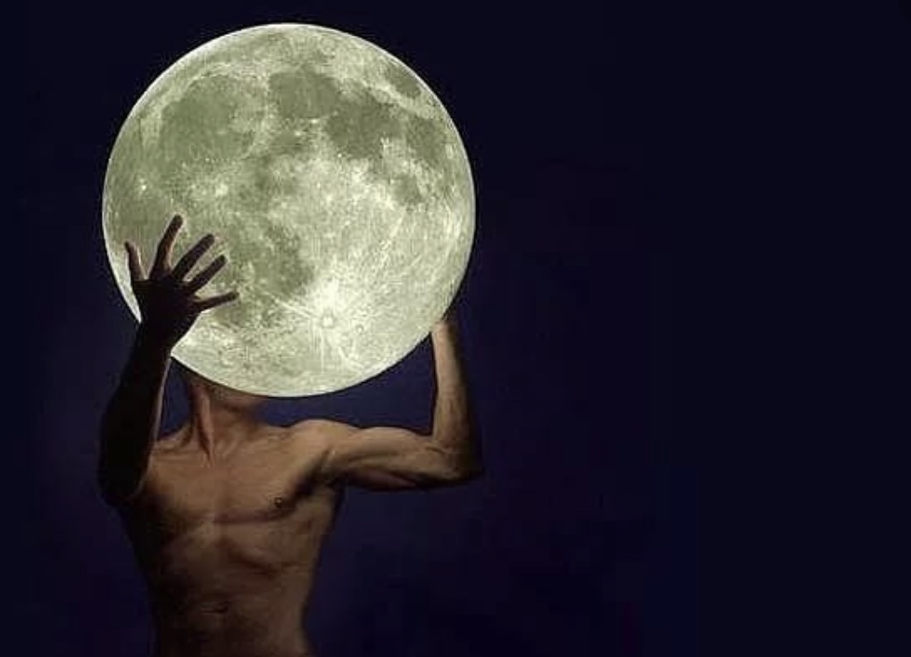 Луна мужчины в трине. Человек на Луне. Мужчина и Луна. Держит звезду. Достать луну.