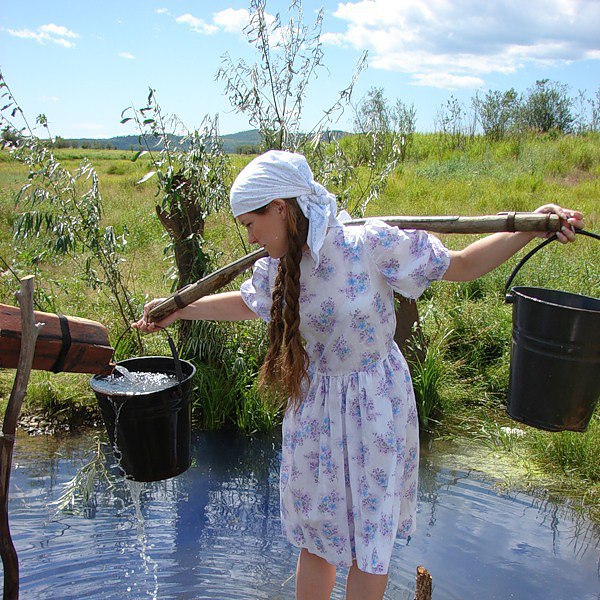 В чистом поле криниченька
