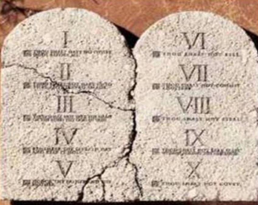 каменные доски с десятью заповедями. каменные скрижали с заповедями. каменные скрижали моисея. каменные скрижали завета. каменные доски с десятью заповедями.