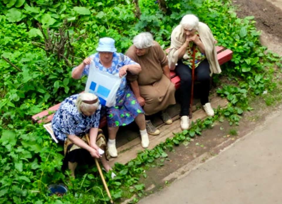 Соседская бабка. Бабушка в огороде. Бабуля на грядке. Бабки на грядках. Бабушк АВ огрроде.