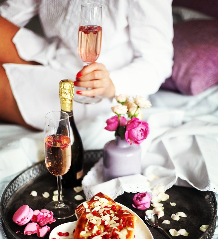 Шампанское доброе. Девушка с шампанским и клубникой. Девушка с цветами и шампанским. Шампанское с клубникой. Торт и шампанское.