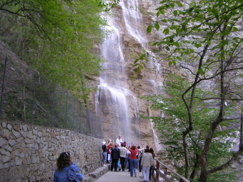 Самый высокий водопад крыма название. Водопад Учан-Су Крым. Учан Су Ялта. Водопад Учан-Су в Ялте. Водопад Учан-Су летом.
