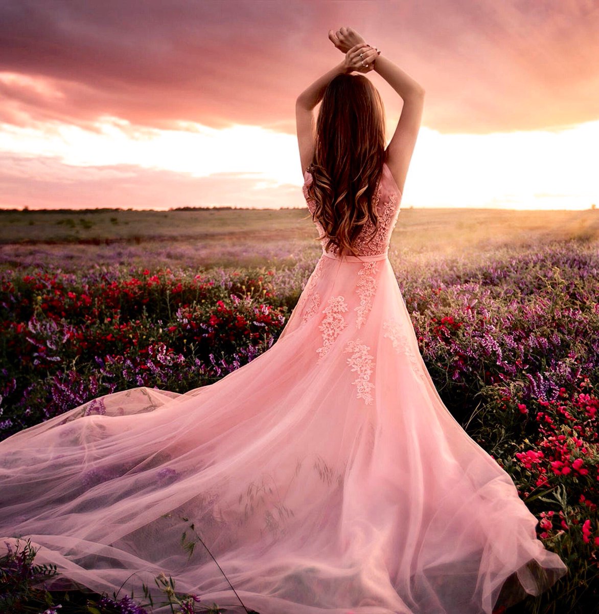 Песня ждет меня на берегу самая красивая. Женственность. Девушка в платье. Девушка женственность. Девушка в длинном розовом платье.