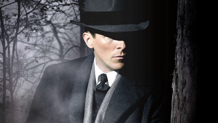 Мужчина в шляпе и пальто...