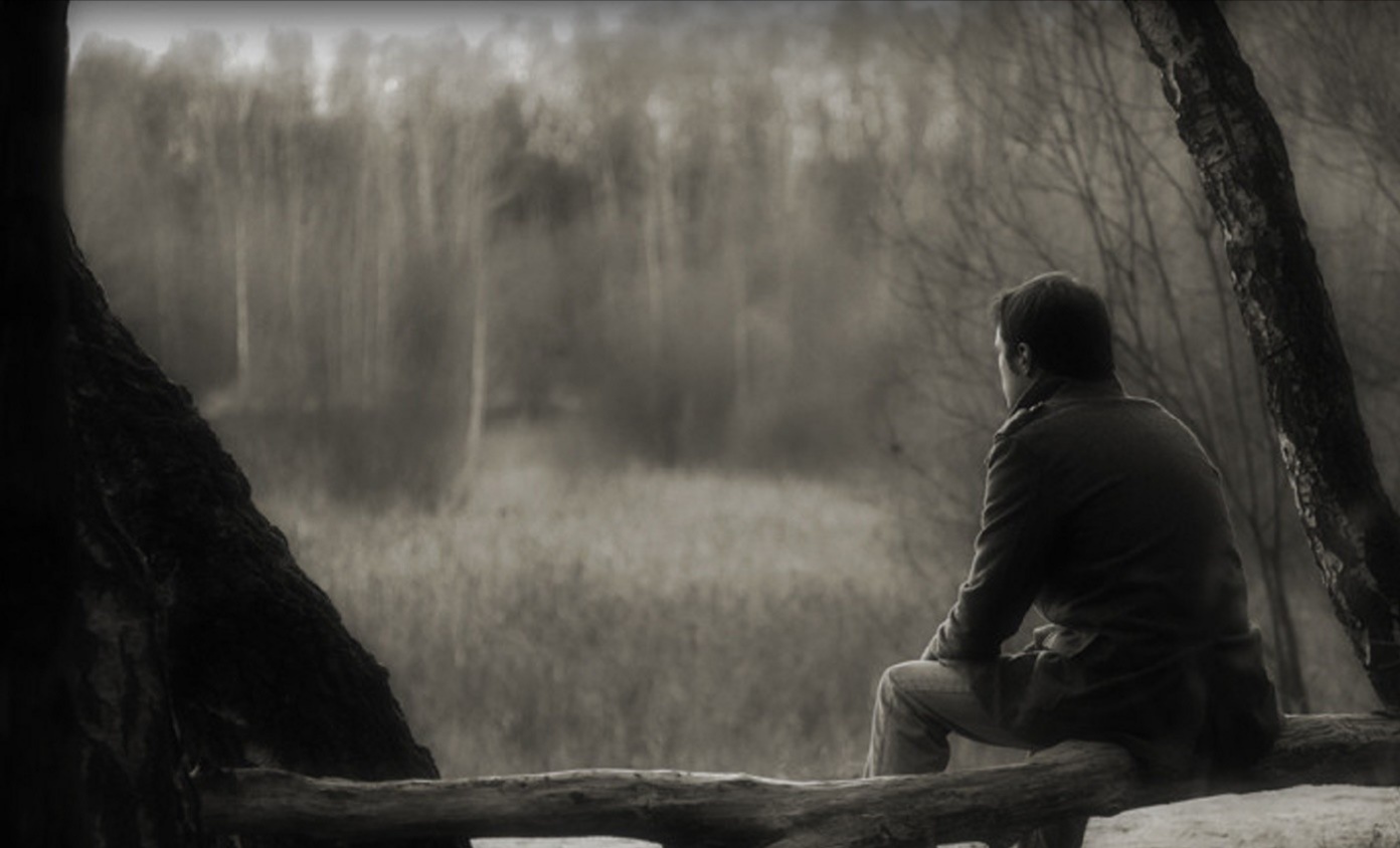 В голове туман больше не приду. Одинокий мужчина в лесу. Одиночество расставание. Одинокий парень в лесу. Человек в печали.