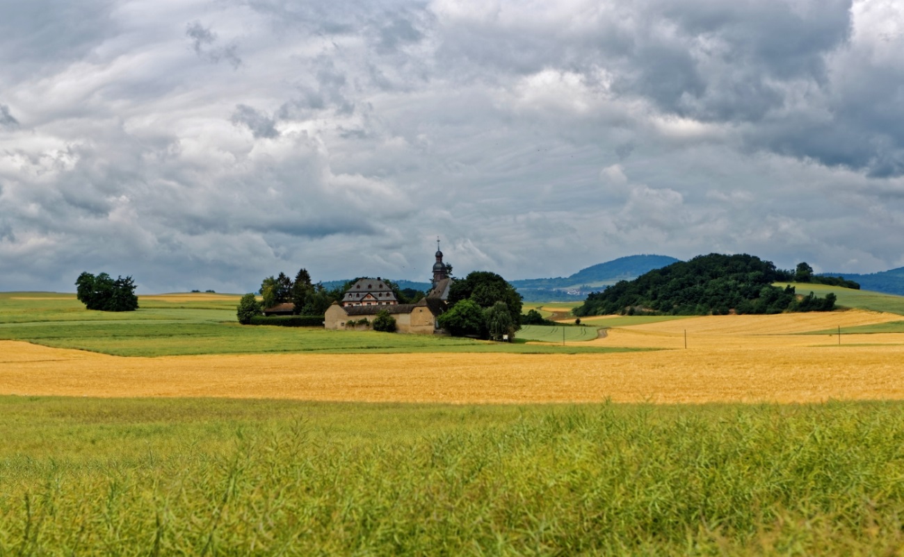 Та кирха средь полей в дали земли чужой