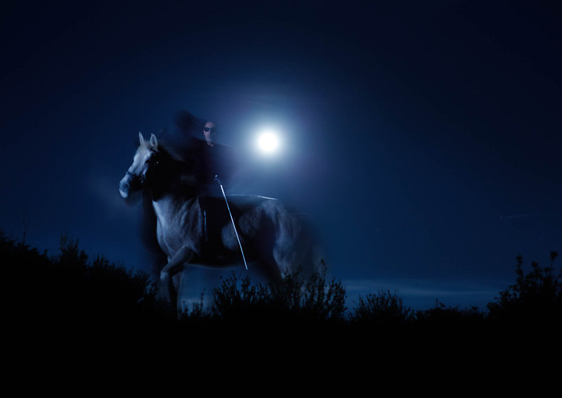 Ночные наездники. Всадник ночь. На коне ночью. Конь ночью. Ночь поле всадник.