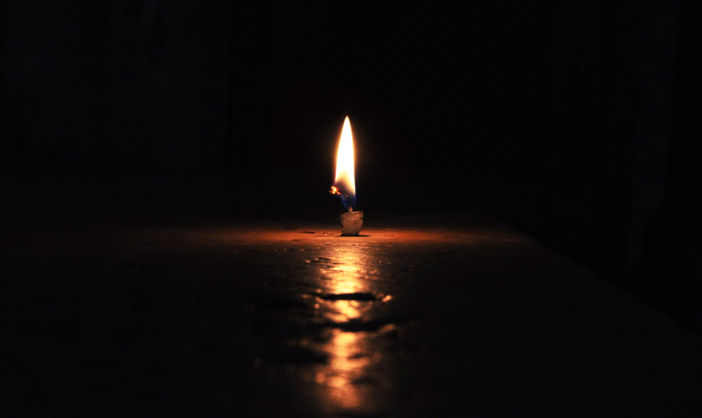 Одиноко свечи горят. Свеча в темноте. Горящая свеча в темноте. Свеча во тьме. Горящие свечи в темноте.