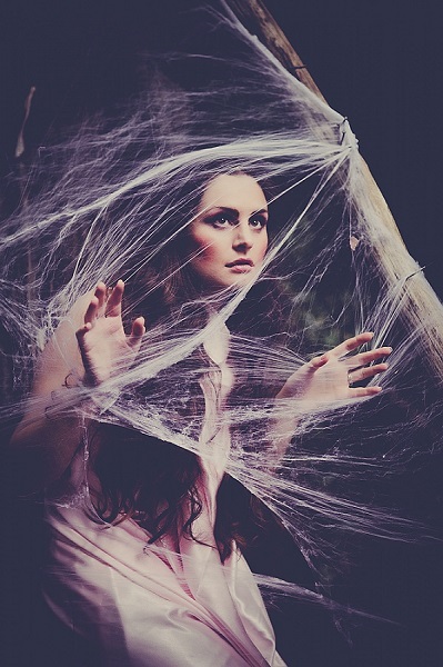 Застрявшая в паутине