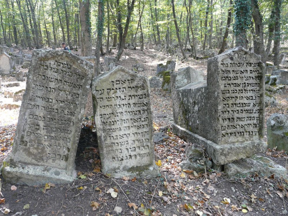 Плачет свежая могила