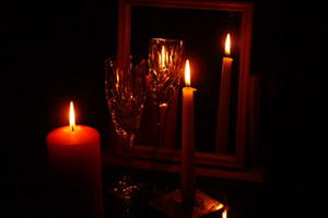 В отражении свечи