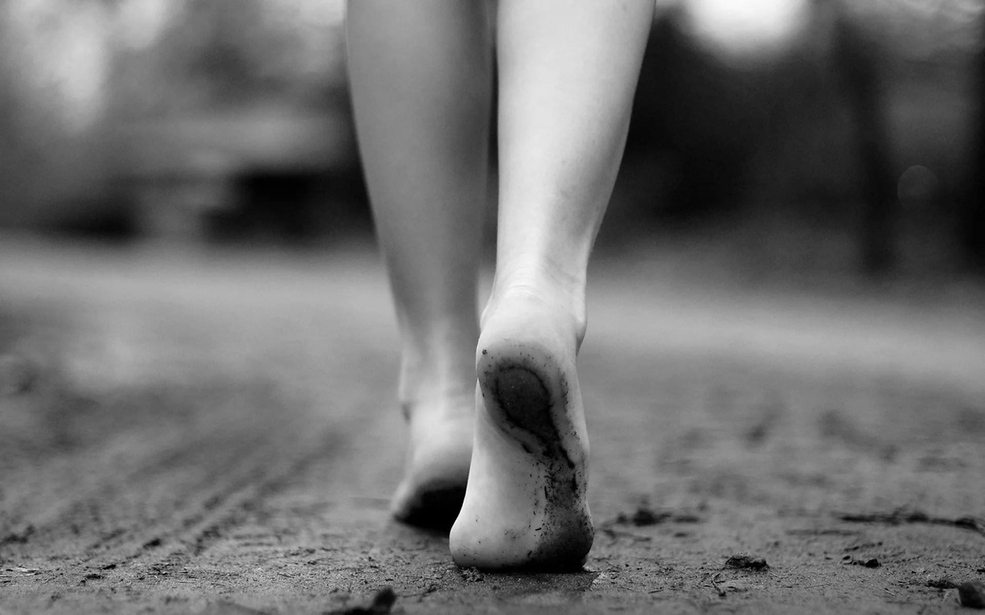 Скучающая нога. Красивые женские ноги. Ноги черно белые. Ноги идут. Уходящие ноги.
