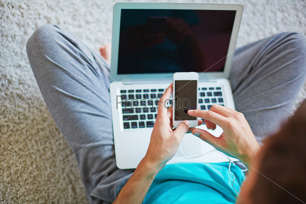 Сидит поэт и громогласно пишет