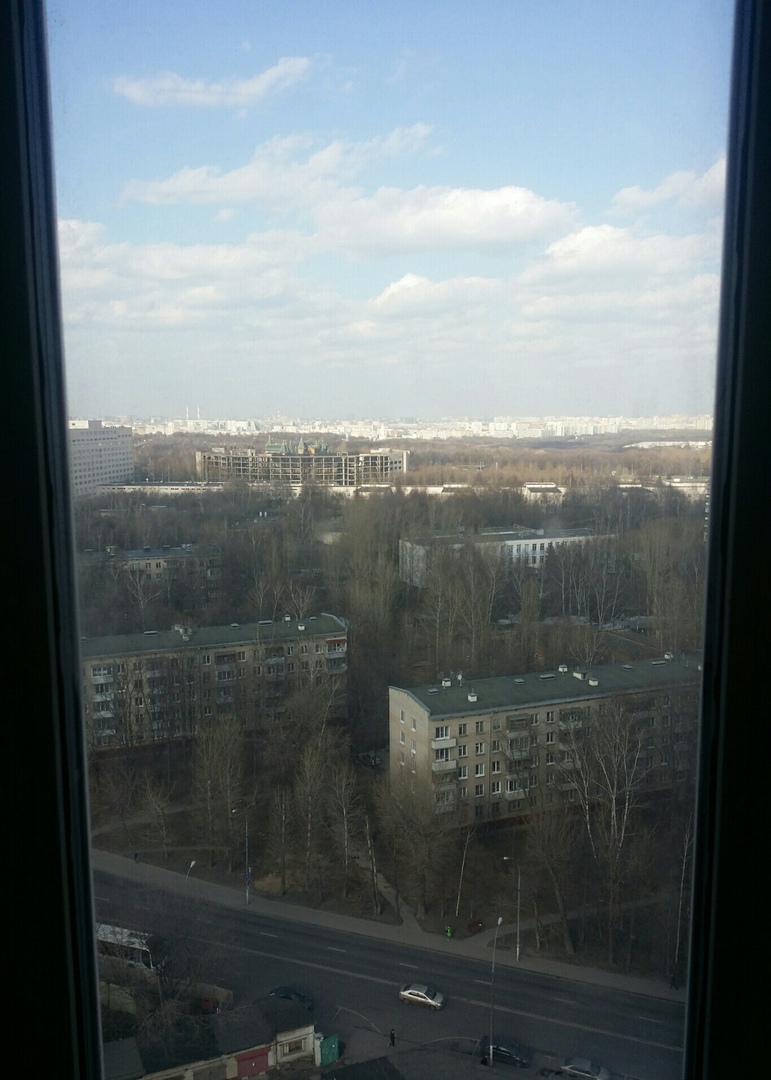 Мужчина 19 этаж. Вид с 19 этажа. Вид с балкона 19 этажа. Панорама окна на 19 этаже. Грязное окно.