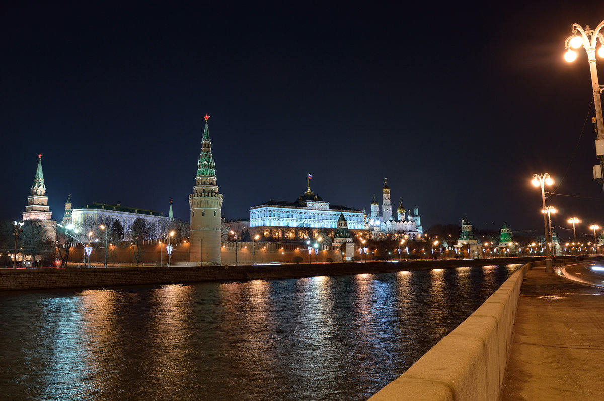 Кремлевская набережная Москва фонари