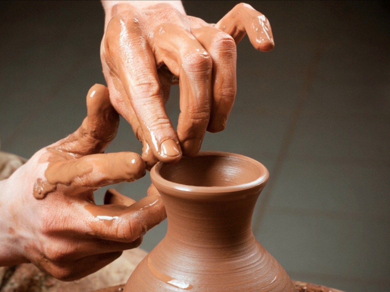 Гончарное искусство для детей. Изделия в гончарной мастерской. Изделия из глины на гончарном круге. Гончар изготавливает. Гончарный промысел в богородске.