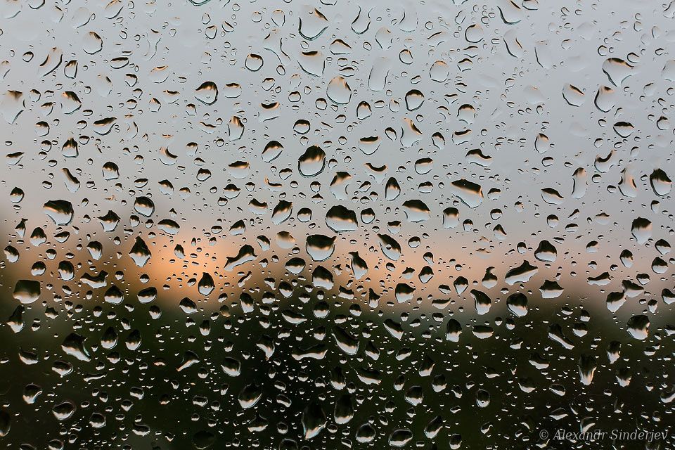 Дождик крупный. Крупные капли дождя. Крупные капли дождя на окне. Капли дождя на коже. Дождь крупными каплями.
