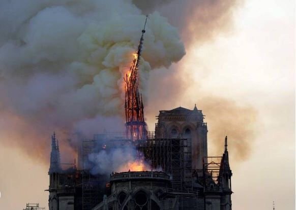 Сгорел собор из Нотер Дама