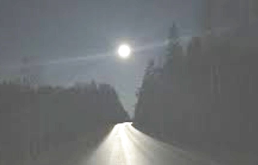 Долгая дорога и луна. Лунная дорога в канале. Казанцев Лунная дорога 1960. Лунная дорога дом в котором.