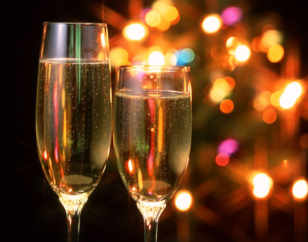 Он понял, что второй бокал Предназначается ему