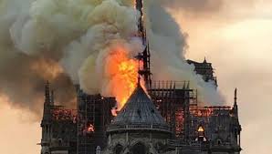 Горит Нотр- Дам - де - Пари..