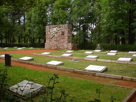 У братской могилы