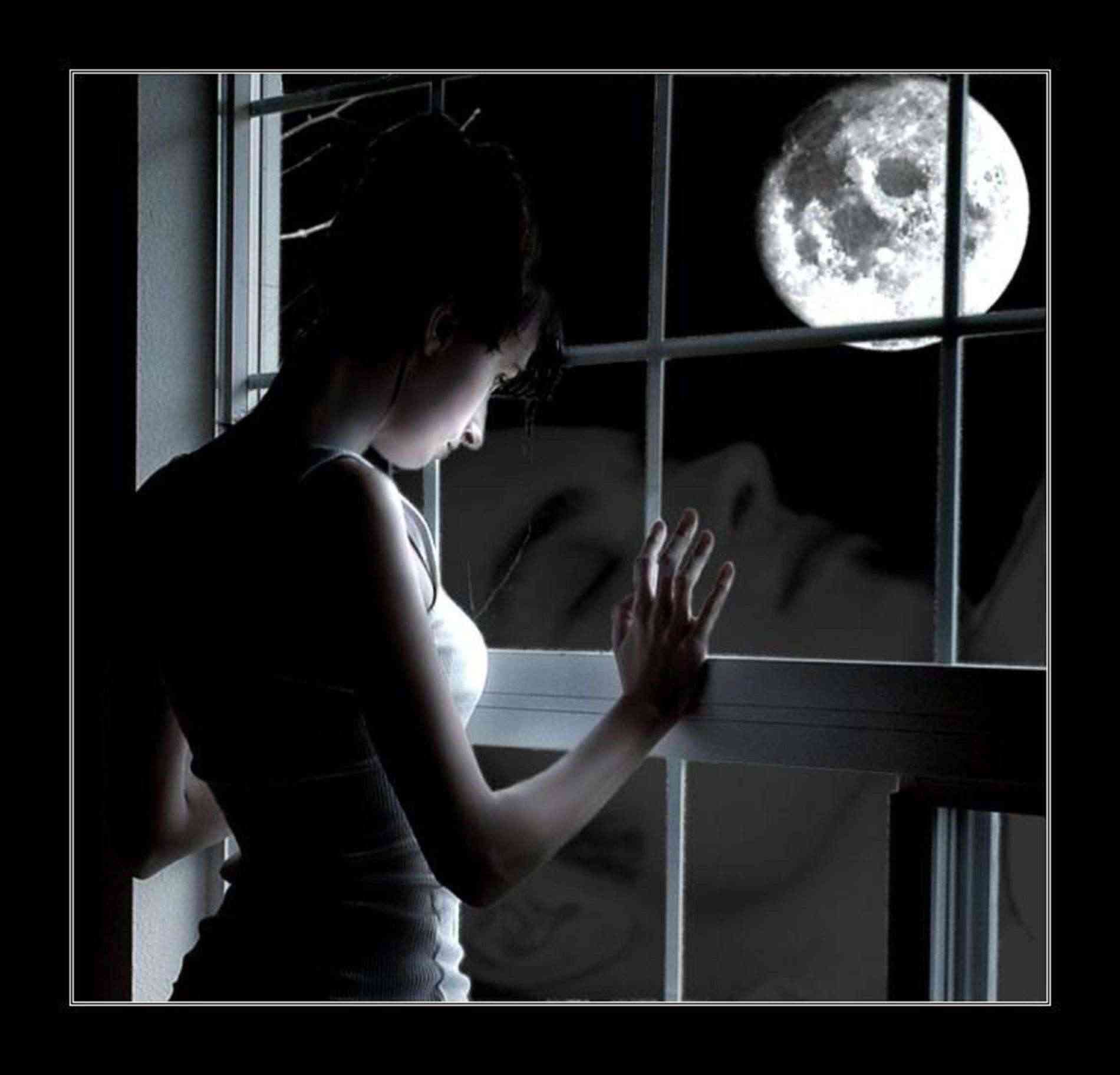 Ночь невыносимо. Луна в окне. Девушка ждет у окна. Женщина в полумраке. Женщина ночь одиночество.