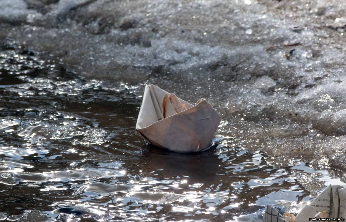 Кораблик из бумаги я по ручью пустил. Кораблик в ручейке. Бумажный кораблик в ручейке. Бумажный кораблик в ручье.